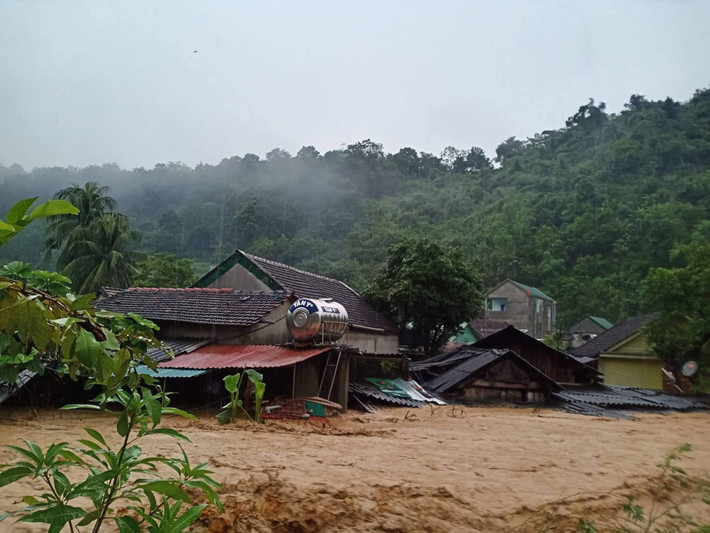 "Hiện nay có 3 nhà dân tại xã Tà Cạ bị lũ cuốn trôi hoàn toàn. Rất may khi mưa lớn, người dân đã kịp ra khỏi nhà. Trong chốc lát, 3 căn nhà của các hộ dân sống dọc theo sông Nậm Mộ đã bị nước lũ cuốn trôi cùng toàn bộ tài sản", vị này cho hay. (Ảnh: Dân Việt)