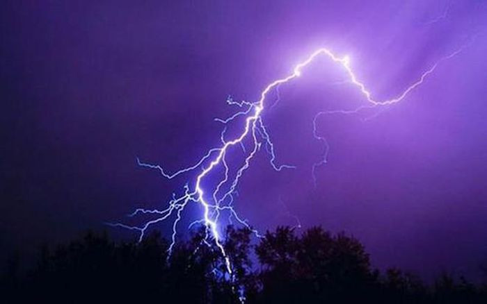 Bị sét đánh trúng khi đang ngủ, bé 4 tuổi tử vong: Đêm 2/9, khi đang ngủ gia đình anh Và Bá M. (SN 1994) ở bản Mường Lống, xã Tri Lễ, huyện Quế Phong, Nghệ An bị sét đánh. Sự việc khiến cháu Và Bá C. (SN 2017) con anh M. tử vong tại chỗ, người vợ bị thương, cháy sém vai.