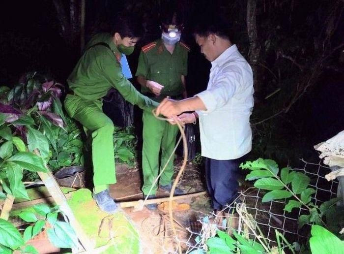 Đổ thuốc trừ sâu xuống giếng nhà vợ cũ: Chu Sỹ D. (44 tuổi, trú huyện Krông Năng, Đắk Lắk) cho rằng vợ cũ ly hôn là để 'cặp bồ' với người đàn ông khác, ông D. đã đổ chai thuốc trừ sâu vào giếng nước sinh hoạt của nhà vợ cũ là bà Chu Thị M. (40 tuổi) để trả thù. Ngày 3/9, Công an xã Ea Tân cho biết đang điều tra, làm rõ.