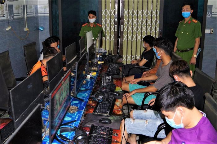 11 thanh niên tụ tập tại quán game trong đêm: Tối 2/9, trong lúc tuần tra, lực lượng chức năng huyện Kim Bảng, Hà Nam phát hiện cơ sở kinh doanh Internet và cung cấp dịch vụ trò chơi điện tử do ông Nguyễn Trần Ba (50 tuổi, ở huyện Kim Bảng) làm chủ vẫn hoạt động bất chấp lệnh cấm. Kiểm tra quán, phát hiện 11 nam thanh niên đang tụ tập chơi game, sử dụng dịch vụ Internet.