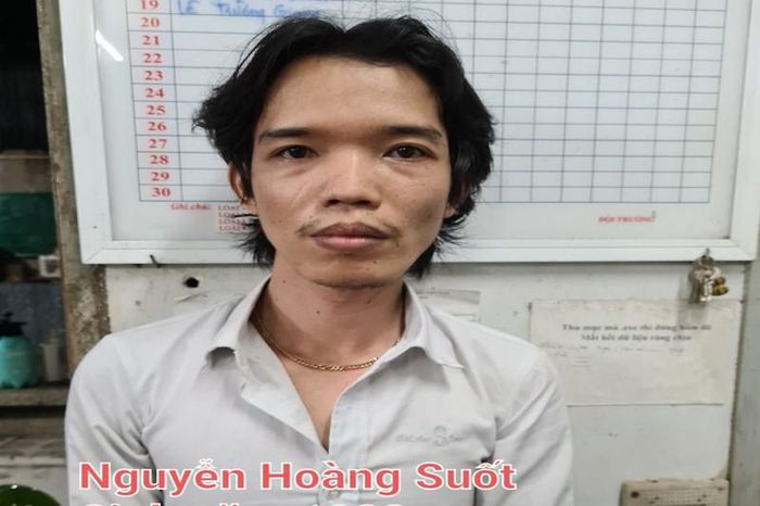 Không cho lấy mẫu xét nghiệm còn đuổi chém công an: Nguyễn Hoàng Suốt (33 tuổi, ngụ xã Khánh An, huyện An Phú, An Giang) yêu cầu phải được tiêm ngừa vắc xin trước hoặc sau khi test thì mới cho lấy mẫu xét nghiệm. Không chỉ bất hợp tác, Suốt còn cầm dao đuổi chém công an. Lực lượng Công an xã đã khống chế bắt giữ đối tượng.