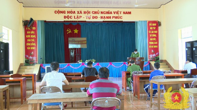 Xử phạt 135 triệu đồng đối với 10 người tụ tập uống rượu: Ngày 7/8, Công an xã Thanh Bình (huyện Chợ Gạo, Tiền Giang) đã xử phạt mỗi người 15 triệu đồng đối 2 vụ việc, liên quan đến 10 người vi phạm "Không thực hiện quyết định áp dụng biện pháp hạn chế tập trung đông người" theo Chỉ thị 16 của Chính phủ.