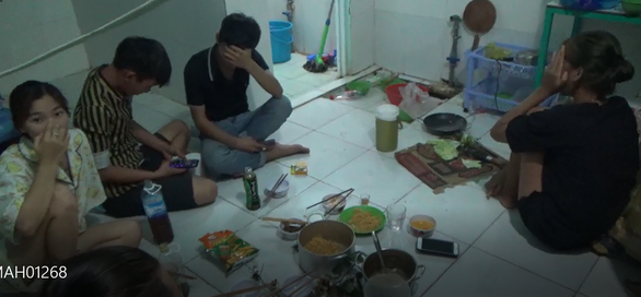 Phạt 105 triệu đồng 7 thanh niên tụ tập ăn nhậu: Ngày 31/8, Công an phường Tiến Thành, TP Đồng Xoài, Bình Phước đã xử phạt vi phạm hành chính 7 người gồm 3 nữ, 4 nam, cùng ngụ TP Đồng Xoài ăn nhậu trong lúc giãn cách xã hội với tổng số tiền 105 triệu đồng.