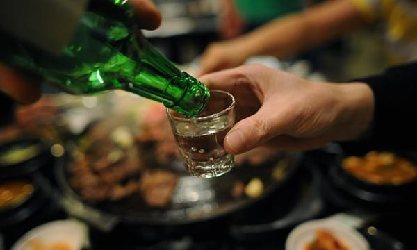 Nộp phạt 55 triệu đồng vì "cuộc rượu đêm khuya": Dù đang thực hiện cách ly xã hội theo Chỉ thị 16, nhưng 5 người đàn ông ở huyện Nghi Lộc (Nghệ An) vẫn tụ tập uống rượu đến đêm khuya. Trong đó, có một trường hợp đang thực hiện cách ly y tế tại nhà nhưng đã tự rời khỏi nơi cách ly để tham gia cuộc rượu. Ngày 2/9, UBND huyện Nghi Lộc đã xử phạt 5 người này tổng số tiền 55 triệu đồng.