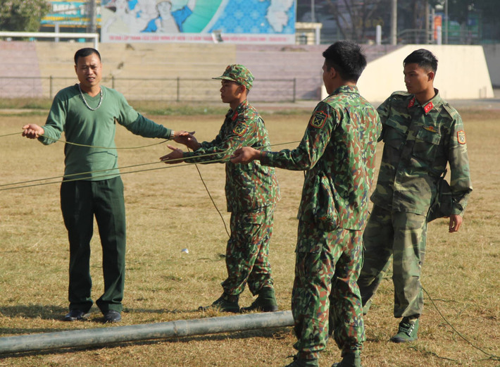 Khu vực xét xử cũng đã sẵn sàng. Xung quanh sân vận động tỉnh Điện Biên, các lực lượng chức năng tổ chức bảo vệ nghiêm ngặt, đảm bảo công tác xét xử vào ngày mai (26/12) an toàn cho tất cả mọi người.