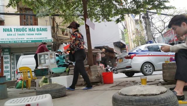 Tại phường Yên Hòa, một quán trà đã cũng thản nhiên bày biện ngay giữa ngã ba cho biết: "Thỉnh thoảng có Công an chạy qua nhắc nhở, tôi vẫn dặn khách phải giữ khoảng cách an toàn khi ngồi uống nước".