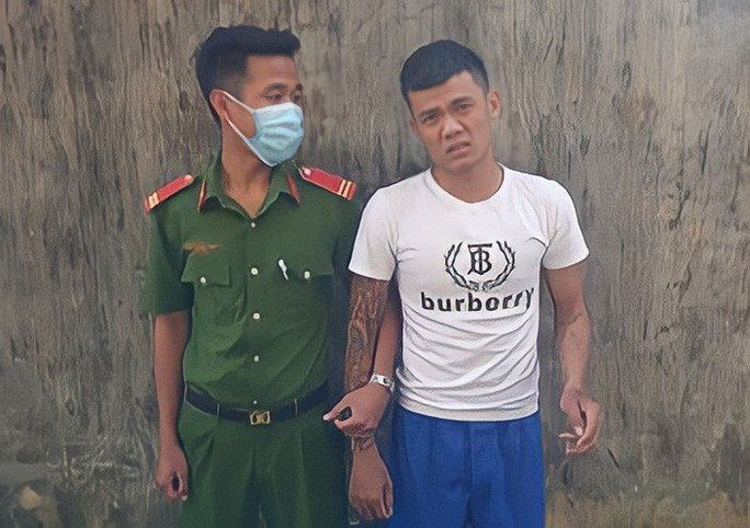 Thanh niên trộm vàng trốn dưới gầm giường: Bà Nguyễn Thị Thúy H. (50 tuổi, ở xã Bình Đào, huyện Thăng Bình, tỉnh Quảng Nam) phát hiện cửa nhà bị cạy phá, đồ đạc trong nhà bị lục tung. Khi kiểm tra bà H. phát hiện bị mất một chỉ vàng và một đôi bông tai nên đã trình báo Công an. Khi xuống hiện trường, Công an phát hiện Trương Thái Phiên (20 tuổi trú tại xã Bình Minh) đang trốn dưới gầm giường trong phòng ngủ của nhà bà H. Ngày 19/2, Công an huyện Thăng Bình đang tạm giữ Phiên để điều tra về hành vi “Trộm cắp tài sản”.