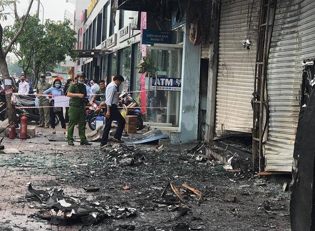 7. Cháy bảng quảng cáo lan sang ngân hàng và cửa hàng nệm: Ngày 14/9, Công an quận Gò Vấp, TP Hồ Chí Minh phối hợp với các đơn vị nghiệp vụ thuộc Công an TP Hồ Chí Minh điều tra làm rõ nguyên nhân vụ cháy tại đường Nguyễn Oanh, phường 7, quận Gò Vấp khiến một phòng giao dịch của ngân hàng bị hư hỏng nặng cùng một cửa hàng nệm xảy ra vào khoảng 2h sáng cùng ngày. May mắn không có thiệt hại về người. >>> Xem thêm video: Cửa hàng bán hoa vải cháy dữ dội giữa trưa nắng. Nguồn: VTC 1.