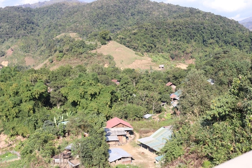 Gần hai tháng trôi qua, công an vẫn chưa tìm ra manh mối hung thủ khiến vụ án tưởng chừng đi vào ngõ cụt, nhiều tin đồn thất thiệt gây hoang mang cho đồng bào dân tộc thiểu số quanh khu vực phát hiện thi thể nạn nhân. Nỗi ám ảnh tội lỗi khiến Pó, Cho và Sính luôn cảm thấy thấp thỏm, bất an. Biết rằng sớm muộn cũng sẽ bị phanh phui tội ác, nên khi Pó bị triệu tập lên xét hỏi, đã thành khẩn khai tuốt ra đồng bọn. (Ảnh minh họa, nguồn internet)