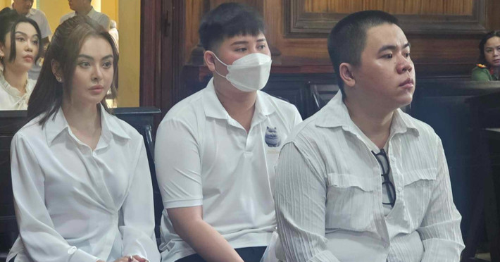 Tại cơ quan công an, Trang, Quy, Khương, Tuấn và Nam thừa nhận hành vi của mình. Ngày 20/4/2022, Cơ quan CSĐT Công an quận 1 đã ra quyết định khởi tố vụ án, khởi tố bị can đối với Trang, Quy, Khương, Tuấn và Nam về tội gây rối trật tự công cộng.