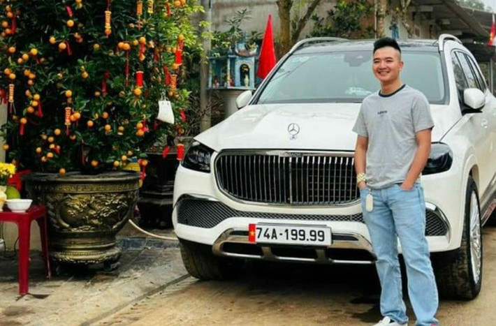 Dù đến hạn trả nợ, nhưng do chưa bán được đất nên người này tiếp tục khất nợ và sẽ trả lãi vay theo yêu cầu của Quân đưa ra. Tuy nhiên, do không bán được đất, người này xin gia hạn nợ nhưng, Quân không đồng ý và đã trực tiếp cùng với “đàn em” tìm đến nhà “con nợ” để đe dọa, khống chế rồi quay clip tung lên mạng nhằm bôi nhọ danh dự và buộc “con nợ” phải xoay sở để trả. Chưa dừng lại ở đó, người vay tiền của Quân hoảng loạn khi phát hiện ảnh của mình được đăng kèm với thông báo “Cáo phó”.