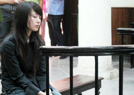 Hơn nữa, Bình không thể để con người bội bạc ấy tiếp tục sống vui vẻ, chà đạp lên nỗi đau của mình. Cô gái trẻ đã nghiến răng nuốt hận, đợi lúc Hậu thiu thiu ngủ, cô lấy con dao nhọn đâm liên tiếp vào người Hậu. Hậu choàng dậy khi bị đâm những nhát dao đầu tiên và vớ lấy ghế, tivi ném theo Bình. Trong cơn cùng quẫn, Bình tiếp tục đâm người tình cả chục nhát dao, cho đến khi Hậu gục trên vũng máu, cô mới quăng dao, chạy trốn. Ngày 28/5/2009, Toà án Nhân dân TP Hà Nội đã mở phiên toà xét xử và tuyên phạt bị can Lê Thị Bình 18 năm tù về hành vi giết người.