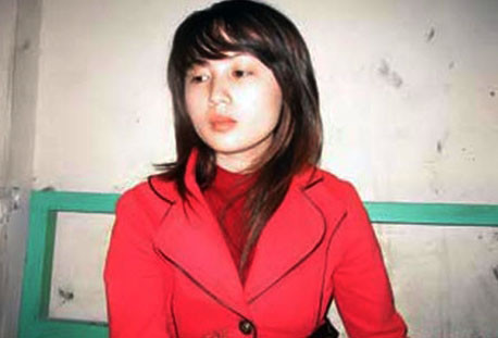 Theo lời khai, cô gái là Lê Thị Bình (SN 1985, quê ở Đồng Yên, Bắc Quang, Hà Giang). Bình sinh ra trong một gia đình có 6 anh chị em, bố mất sớm, mẹ già đã gần 70 tuổi. Học xong lớp 12, thi trượt đại học, Bình thuê một cửa hàng nhỏ để mở hiệu cắt tóc gội đầu. Tiếng tăm của cô chủ xinh đẹp đã khiến cửa hàng ngày một đông khách. Nhiều khách ngoại tỉnh còn lặn lội đến tận nơi để được Bình phục vụ. Nhiều chàng trai các bản lân cận đã đánh tiếng muốn được “bắt” cô gái có khuôn mặt ưa nhìn, lại khéo tay ấy về làm vợ. Tuy nhiên, Bình chưa chịu ai.