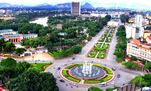 Khi xuôi Thái Nguyên, cô âm thầm tìm hiểu và biết sự thật: Người tình của cô đã có vợ đẹp con khôn, có một gia đình đầm ấm hạnh phúc. Cô gái mới chỉ ngoài 20 tuổi tưởng như mọi thứ đổ sụp, niềm tin và hy vọng vào tình yêu tắt ngấm. Vậy mà khi hỏi người tình, Hậu vẫn thản nhiên lừa dối cho rằng Bình đã... nhầm anh ta với ai đó. Khi cô đưa ra những bằng chứng thì anh ta đã nổi xung lên, dọa nạt và mạt sát Bình, coi cô chỉ là “thứ đồ chơi qua đường” và không cho phép cô được từ bỏ y. (Ảnh minh họa, nguồn internet)