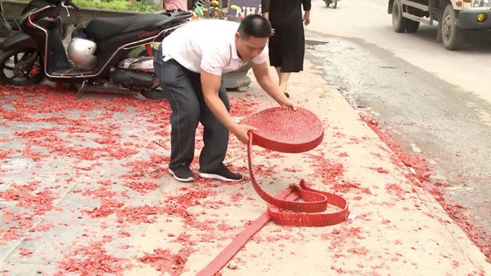 Tại Điều 8 của dự thảo này, Bộ Công an đề xuất nghiêm cấm hành vi che giấu, không tố giác, giúp người khác chế tạo, sản xuất, mang, mua bán, sửa chữa, xuất khẩu, nhập khẩu, tàng trữ, vận chuyển, sử dụng pháo trái phép.
