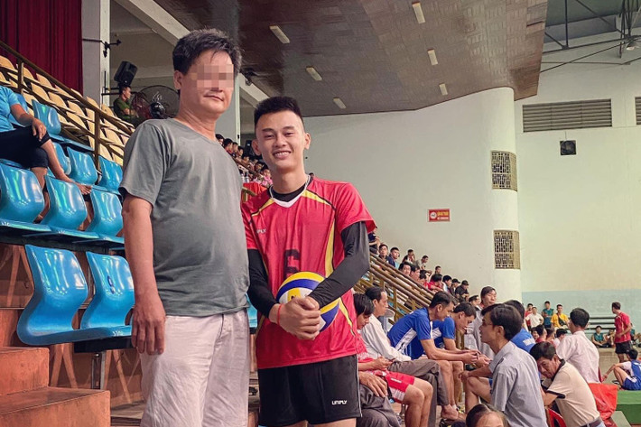 Phan Công Khanh cùng từng là tay chơi bóng chuyền "khét tiếng" và được mệnh danh là "vua bóng chuyền phủi" với chiều cao 1m8 và ngoại hình ưa nhìn. Giai đoạn 2008 - 2015, Khanh đã thi đấu chuyên nghiệp cho đội tuyển Bến Tre và TP HCM. Năm 2014, Khanh được gọi lên đội tuyển quốc gia nhưng sau đó đã giã từ sự nghiệp bởi chấn thương dây chằng ngón tay. Từ đó, Khanh đã bắt đầu sự nghiệp mua bán siêu xe của mình.