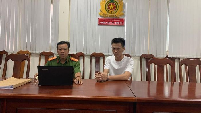Khoảng 15h ngày 9/3, Khanh nói nhân viên tên Vinh đến nhà chị H lấy xe ô tô chạy về Showroom K Super của Khanh, trên đường Trần Hưng Đạo (phường Phạm Ngũ Lão, quận 1) để bán dùm. Lúc này, chị H chỉ giao xe ô tô 51F-821.7... mà không giao giấy tờ xe. Đến ngày 23/5, do cần tiền trả nợ và chuộc xe Mercedes G63 (chưa có biển số) mà trước đây cầm cố nên Khanh nói dối với chị H đưa giấy tờ chiếc MCLAREN để khách xem.