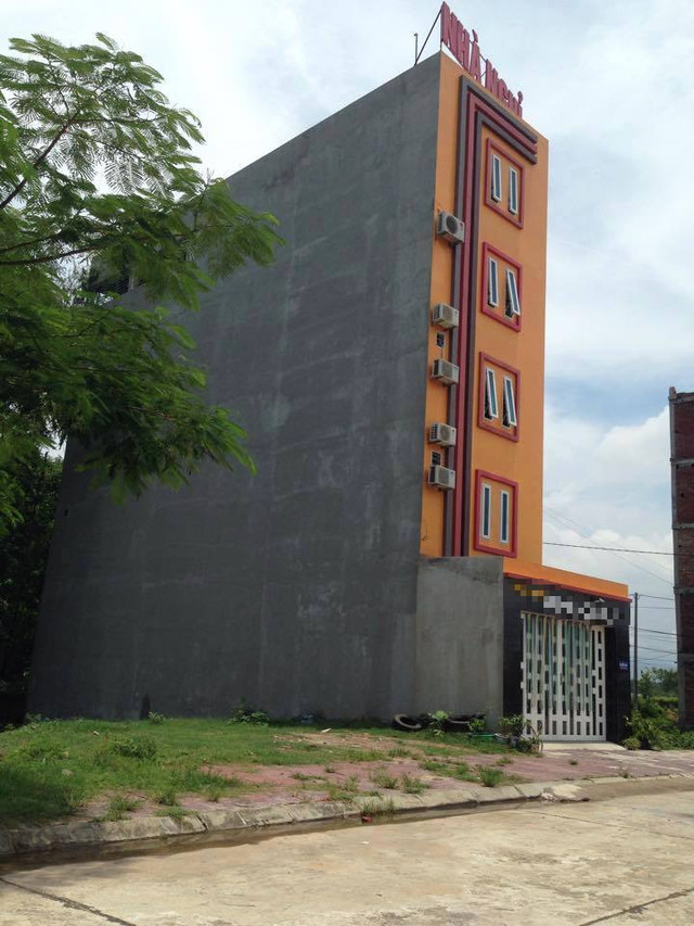 Theo hồ sơ vụ án, chiều tối 21/6/2015, phía phòng 303 của nhà nghỉ K ở huyện Bình Xuyên, tỉnh Vĩnh Phúc có tiếng cãi vã, huyên náo, rồi một nhóm người từ bên trong chạy nhanh ra ngoài. Khi kiểm tra, chủ nhà nghỉ phát hiện trong phòng một người đàn ông nằm lịm dưới đất, xung quanh nhiều vết máu loang lổ. (Nhà nghỉ nơi xảy ra sự việc)