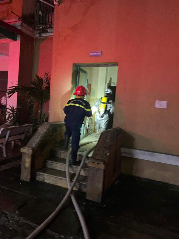 Công an quận Nam Từ Liêm cho biết đã cứu được 7 người kẹt phía trong và hướng dẫn 8 người thoát khỏi tòa nhà. Khu vực bùng phát hỏa hoạn nằm tại tầng 7.