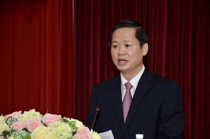 Từ tháng 7/2002: Ông là chuyên viên phòng Tổ chức - Cán bộ, Bưu điện tỉnh Nghệ An; Ủy viên Ủy ban Kiểm tra Công đoàn, Phó Bí thư Đoàn Thanh niên Bưu điện tỉnh.