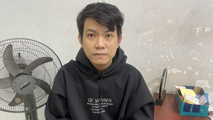 Thiếu nữ bị dụ đi nhờ xe rồi giở trò đồi bại: Thấy em Y. (SN 2007) đang đi bộ trên đường tại huyện Phú Giáo, Bình Dương, Vũ Văn Thắng (SN 1988, ngụ huyện Bàu Bàng) dừng lại ngỏ ý cho đi nhờ xe. Đến khu vực vắng người, đối tượng khống chế nạn nhân để giở trò đồi bại. Nghe tiếng la hét, kêu cứu của Y., người dân xung quanh đã chạy đến, thấy vậy Thắng bỏ chạy. Ngày 18/11, Công an huyện Phú Giáo cho biết đang tạm giữ Thắng để điều tra về hành vi hiếp dâm.