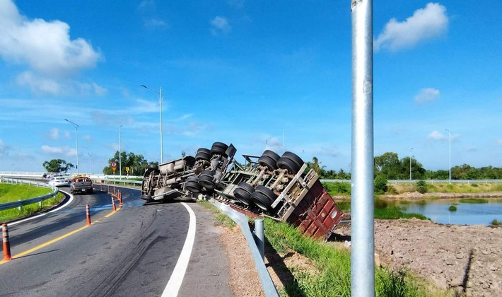 Xe container đang lưu thông bất ngờ lật nhào trên cao tốc: Sáng 13/5, tại đường cao tốc Trung Lương – Mỹ Thuận thuộc tỉnh Long An, xe container bất ngờ bị lật nhào ra đường. Vụ TNGT không gây thiệt hại về người nhưng làm hư hỏng khoảng 30m hộ lan tôn sóng, 1 trụ biển báo và 1 trụ chiếu sáng.
