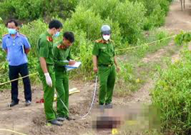 Từ những dấu vết thu thập được tại hiện trường, cơ quan điều tra nhận định, hung thủ có thể là người quen biết nạn nhân và rất thông thạo địa hình trong rừng Cóc Cái. Bằng nhiều biện pháp nghiệp vụ, công an đã bắt giữ nghi phạm Vi Văn Hẻo (SN 1975, trú cùng thôn với nạn nhân). Trước nhiều bằng chứng không thể chối cãi, Hẻo đã phải cúi đầu thừa nhận hành vi phạm tội. (Ảnh minh họa, nguồn internet)