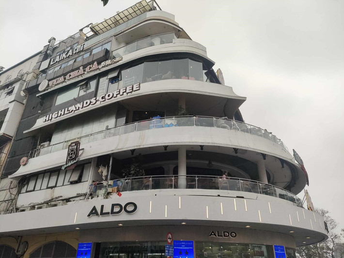 Theo đó, lãnh đạo UBND TP Hà Nội tán thành phương án đề xuất phá bỏ tòa nhà “Hàm cá mập”, đề xuất không gian ngầm tại khu vực quảng trường Đông Kinh - Nghĩa Thục hiện có và không gian mở rộng sau khi phá bỏ tòa nhà này.