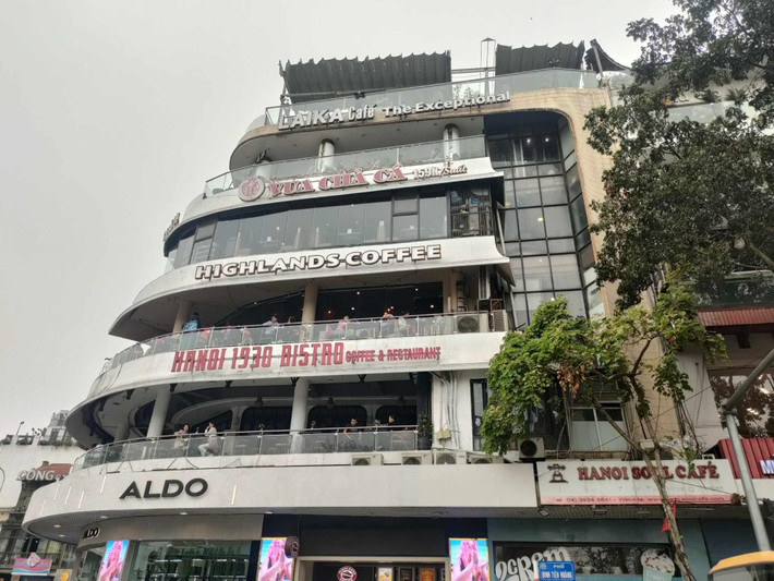 Đồng thời nghiên cứu xây dựng khoảng 3 tầng hầm tại khu vực này, đề xuất cụ thể chức năng sử dụng tầng hầm theo hướng bố trí không gian văn hóa, thương mại tại tầng hầm 1, khu vực đỗ xe tại tầng hầm 2 và tầng 3. Trường hợp không bố trí đỗ xe, có thể sử dụng thành không gian lưỡng dụng.