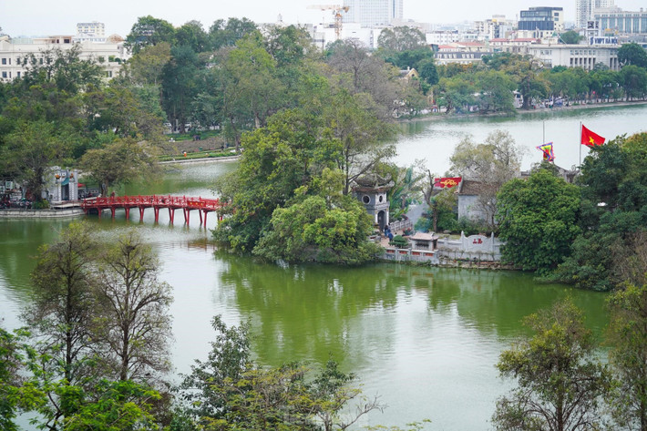 Từ trên tòa nhà, du khách và người dân có thể chiêm ngưỡng phố cổ Hà Nội, cầu Thê Húc, tháp Rùa và toàn cảnh hồ Hoàn Kiếm....
