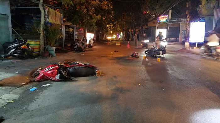 Trên đường chốt trực COVID-19, nữ cán bộ tử vong do tai nạn: Tối 25/2 tại xã Văn Tố (huyện Tứ Kỳ, Hải Dương) chị Vũ Thị Tình (SN 1986, trú tại xã Cộng Lạc, huyện Tứ Kỳ) là cán bộ y tế xã Văn Tố điều khiển xe máy đã va chạm giao thông với xe máy do anh Nguyễn Văn Phúc (SN 2000, trú tại xã An Thanh, huyện Tứ Kỳ) điều khiển khiến chị Tình tử vong. Được biết, chị Tình đang trên đường đi chốt trực COVID-19.