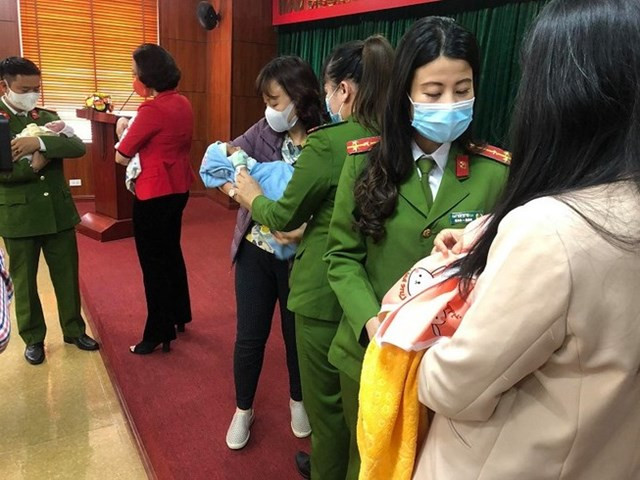 Phá đường dây bán trẻ sơ sinh sang Trung Quốc: Đêm 25/2, Bộ Công an phối hợp Công an huyện Thanh Trì, TP Hà Nội và Công an tỉnh Cao Bằng đã triệt phá đường dây lớn mua bán trẻ sơ sinh sang Trung Quốc. Tại hiện trường, lực lượng Công an đã giải cứu 4 trẻ sơ sinh đang trên đường bị đưa bán sang Trung Quốc. Công an đã xác định và tạm giữ 4 bà mẹ có hành vi bán con; 1 bà mẹ mang bầu tháng thứ 8. Ngoài ra còn 2 bà mẹ sắp sinh khác đã được đưa sang Trung Quốc.