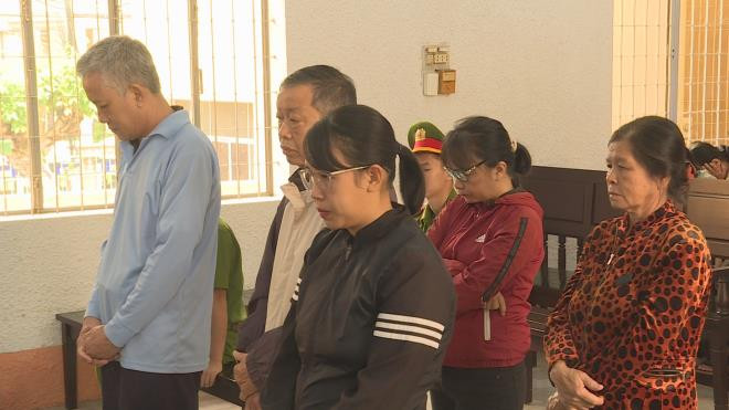 1. Lừa "chạy" trường công an, chiếm đoạt hàng tỷ đồng: TAND tỉnh Đắk Lắk vừa tuyên phạt các bị cáo Nguyễn Thị Thanh Vân (30 tuổi) 13 năm tù giam, Nguyễn Thị Hồng (53 tuổi) 8 năm 6 tháng tù giam, Vũ Công Minh (56 tuổi) 8 năm tù giam, Lê Tiến Cảnh (64 tuổi, cùng trú TP Buôn Ma Thuột) 2 năm 6 tháng tù giam và Bùi Thị Thực (63 tuổi, trú huyện Krông Ana, tỉnh Đắk Lắk) 1 năm tù treo, cùng về tội “Lừa đảo chiếm đoạt tài sản”. Các đối tượng đã lợi dụng việc nhiều người muốn xin cho con, cháu vào học các trường công an mà không qua thi tuyển nên tự nhận bản thân quen biết và xin được cho con cháu của họ. Nhiều bị hại tin tưởng nên đưa hàng tỷ đồng cho nhóm lừa đảo.