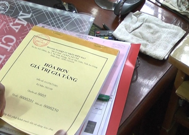 2. Lập 5 "công ty ma" để mua bán hóa đơn trái phép: Công an tỉnh An Giang đã khởi tố vụ án, khởi tố bị can và ra lệnh bắt tạm giam đối với Phạm Thế Hải (56 tuổi) và Nguyễn Hoàng Sơn (35 tuổi) cùng trú tại phường Long Thạnh, thị xã Tân Châu về tội Mua bán trái phép hóa đơn. Hải đã thành lập và điều hành Doanh nghiệp tư nhân Thiên Tân Đạt và nhiều công ty khác để mua 19 hóa đơn giá trị gia tăng (GTGT) của Công ty TNHH TM Việt Phong có trụ sở tại TP HCM, ghi khống hàng hóa có giá trị nhiều định mức để làm đầu vào. Ngoài ra, Hải còn mua, bán 387 hóa đơn GTGT khống cho 23 đơn vị trong và ngoài tỉnh An Giang, thu lợi bất chính gần 2 tỷ đồng.