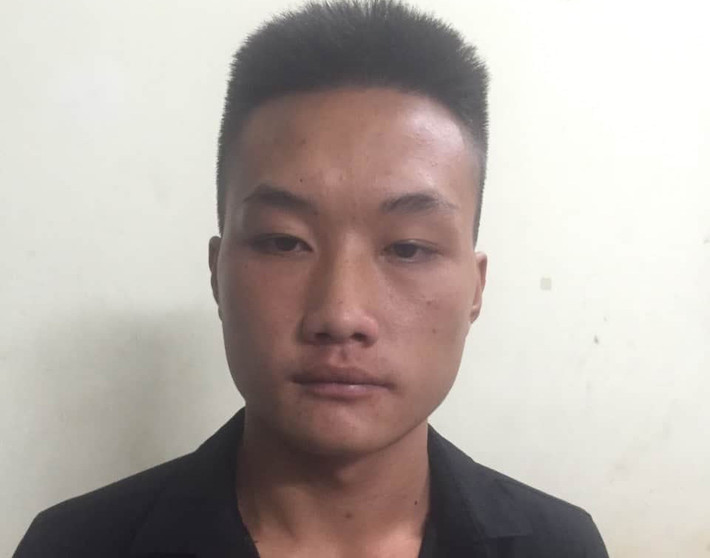 3. Bắt giữ đối tượng đâm trọng thương tài xế Grab để cướp tài sản: Công an TP.Hà Nội cho biết, đơn vị vừa bắt giữ 2 đối tượng gồm Giàng Seo Diu (SN 2002, quê xã Pha Long, huyện Mường Khương, tỉnh Lào Cai) về hành vi "Cướp tài sản" và Nguyễn Văn Sơn (SN 1997, quê xã Hoà Thanh, huyện Hiệp Hoà, tỉnh Bắc Giang) để điều tra về hành vi Không tố giác tội phạm. Díu khai nhận cùng Lưu Ngọc Vỹ (SN 2003, quê xã Thuận Thành, huyện Thái Thụy, tỉnh Thái Bình) gây ra vụ cướp tài sản của anh Q. vào khoảng 2h sáng 19/7 tại địa bàn huyện Gia Lâm. Hiện cơ quan chức năng đã truy bắt đối tượng Vỹ.