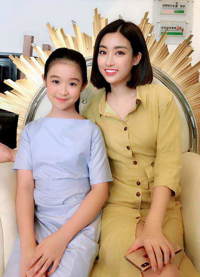 Bảo Ngọc từng đọ sắc với hàng loạt Hoa hậu Việt như: Ngọc Hân, Đỗ Mỹ Linh, Nguyễn Trần Khánh Vân... Được biết, hiện tại không chỉ sở hữu gương mặt xinh đẹp như thiên thần, Bảo Ngọc còn có chiều cao vượt trội và cao gần bằng người mẹ U40 của mình. Trong những bức ảnh đứng cùng người lớn khác, em cũng đều trông phổng phao không khác gì một thiếu nữ, duyên dáng và nổi bật. Dù đã 12 tuổi và là một sao nhí đích thực của showbiz Việt với hàng vạn người hâm mộ, Bảo Ngọc vẫn không dùng facebook. Mẹ cô bé chia sẻ, Bảo Ngọc hiện tại chỉ có một trang cá nhân do mẹ quản lý, mẹ trực tiếp đăng ảnh và làm việc với các bên đối tác. Còn cô bé chỉ tập trung cho việc học và các hoạt động, không dùng facebook và điện thoại. Chị Kiều Oanh dường như muốn con gái lớn lên một cách vô tư và không bị sự nổi tiếng làm cho sao nhãng.