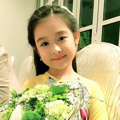 Trong làng mẫu nhí Việt, Lê Huỳnh Bảo Ngọc là cái tên nổi bật hơn cả. Bởi không chỉ mang gương mặt xinh xắn như thiên thần, chuyên đọ sắc mà không hề thua kém dàn Hoa hậu Việt, Bảo Ngọc còn rất đa tài và thể hiện năng khiếu trong nhiều lĩnh vực nghệ thuật.