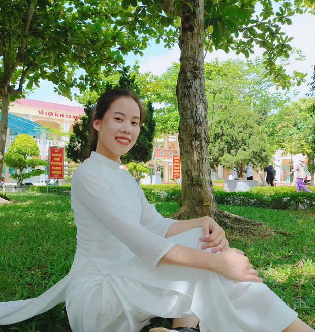 Tuy nhiên, kết quả còn cao hơn cả thí sinh này mong đợi. Với tổng số điểm 29,25 cho ba môn khối C (Ngữ Văn 9,5; Lịch sử 9,75; Địa lý 10), Hương chính là một trong ba thí sinh đạt điểm khối C cao nhất cả nước. >>> Xem thêm video: Điểm thi tốt nghiệp THPT 2020: Hai nữ sinh đạt điểm 10 môn văn là ai?. Nguồn: VTC 14.\