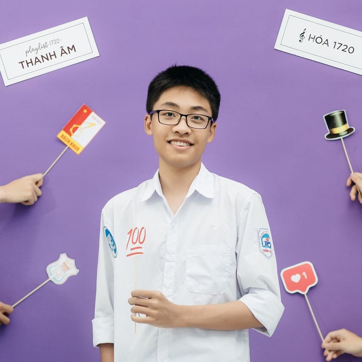 Thủ khoa khối A toàn quốc năm nay là Nguyễn Trung Hải (THPT chuyên Trần Phú, Hải Phòng), cậu bạn đạt 29,75 điểm với môn Toán và Hoá cùng 10 điểm còn Vật lý là 9,75.