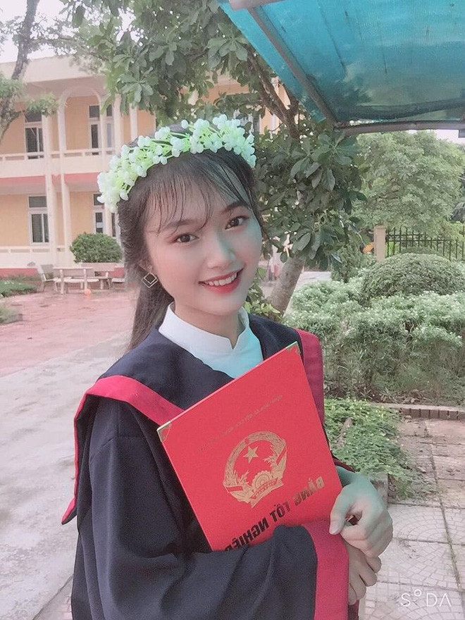 Ngô Thu Hường, chủ nhân 3 điểm 10 tổ hợp môn Khoa học Xã hội (Lịch sử, Địa lý, GDCD). Thu Hường là học sinh lớp 12A3 trường THPT Vĩnh Chân (huyện Thanh Ba, Phú Thọ).