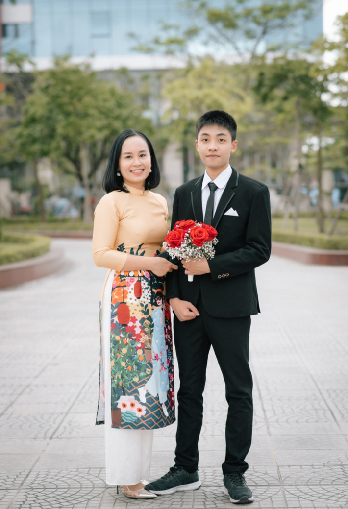 Cô Nguyễn Thị Thanh Thuý - Giáo viên chủ nhiệm lớp 12 chuyên Hoá, trường THPT chuyên Trần Phú, Hải Phòng cho biết: "Nguyễn Trung Hải là học sinh thông minh, khả năng tự học rất tốt. Bạn ấy luôn cố gắng nỗ lực chinh phục các kiến thức từ dễ đến khó. Tự tìm tòi và tự học rất tốt, lại chan hòa, gần gũi với bạn bè, sẵn sàng chia sẻ cũng như giảng bài cho các bạn".