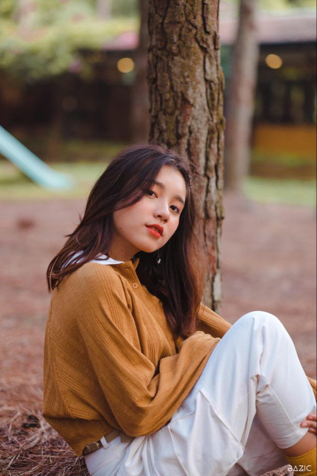 Nguyễn Ngọc Khanh (trường THPT Chuyên ĐHSP Hà Nội) không chỉ gây ấn tượng với vị trí thủ khoa khối D toàn quốc gồm 10 điểm Toán, 10 điểm tiếng Anh và 9 điểm Ngữ văn (tổng 29 điểm) mà còn sở hữu vẻ ngoài đúng chuẩn nàng thơ.