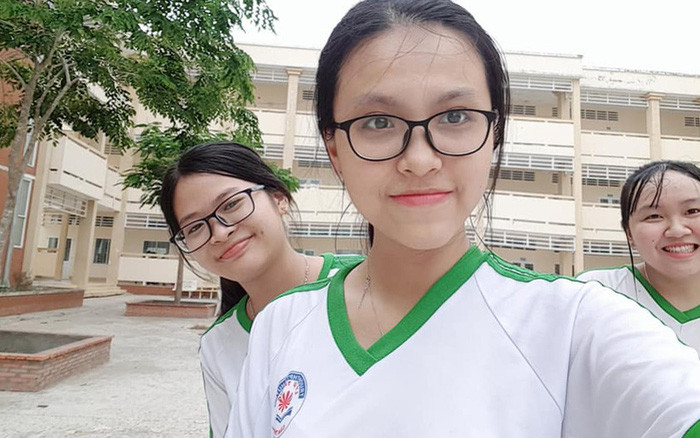 Nguyễn Trần Ngọc Thảo đến từ lớp 12 chuyên Hóa, trường THPT chuyên Lý Tự Trọng, Cần Thơ chia sẻ: "Em không chăm chỉ, không 'cày ngày cày đêm' như nhiều bạn. Hôm nào em cũng đi ngủ trước 23h. Ngoài thời gian học, em vẫn dành thời gian để giải trí như xem youtube. Giải trí mới giúp mình bớt căng thẳng và việc học vì thế mà hiệu quả hơn".