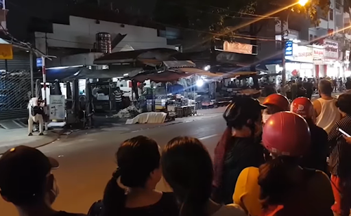 Mâu thuẫn, vợ dùng kéo đâm chết chồng hờ: Khi cả hai đang ngồi nhậu tại căn nhà tạm thì giữa bà L.H.O. (43 tuổi, ngụ quận 8, tạm trú huyện Bình Chánh, TP.HCM) và ông P.T.Tr., (42 tuổi, ngụ quận 1) xảy ra mâu thuẫn, cự cãi nhau. Lúc này, ông Tr. dùng tay đánh bà O. Bị đánh, bà O. tức giận lấy cây kéo trong nhà đâm trúng ngực của ông Tr. Sau đó, bà O. băng bó vết thương cho ông Tr. và cả hai đi ngủ. Sáng hôm sau, bà O. ngủ dậy thì phát hiện ông Tr. đã chết trên giường. Hôm nay, Công an TP.HCM cho biết đang tạm giữ bà O. để điều tra về hành vi giết người. (Ảnh minh họa).