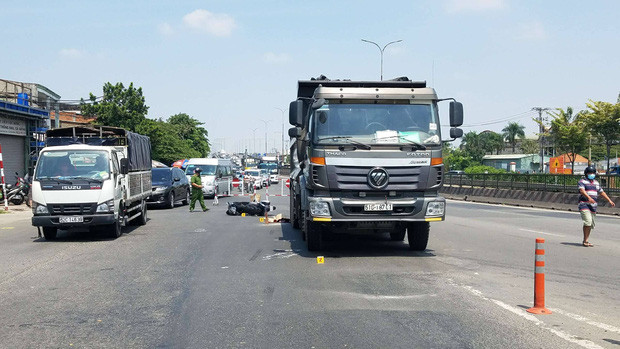 Xe ben chuyển làn đường, cán tử vong người phụ nữ đi xe máy: Ngày 21/2, xe máy do hai người phụ nữ trung niên chở nhau lưu thông trên Quốc lộ 1A, hướng quận 12 đi huyện Bình Chánh, TP HCM. Khi đến giao lộ trên thì bất ngờ va chạm với một xe ben đang rẽ phải để chuyển làn đường. Vụ va chạm khiến xe máy ngã ra đường, một người phụ nữ bị bánh xe cán tử vong tại chỗ, người còn lại may mắn thoát nạn.