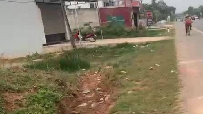 Sau tiếng súng nổ, một nam thanh niên nhập viện cấp cứu: Ngày 22/2, Công an huyện Triệu Sơn, Thanh Hóa cho biết, trên địa một nam thanh niên vừa bị trúng đạn phải nhập viện cấp cứu. Theo đó, anh Lê Hữu Đăng (21 tuổi, ngụ thôn Nhật Quả, xã Thọ Dân) đi ăn ở quán ăn đêm trên địa bàn xã Thọ Dân. Khi anh Đăng vừa đứng dậy chuẩn bị ra về thì bất ngờ có tiếng súng nổ ở ngoài đường. Anh Đăng bị trúng đạn ở vùng sau lưng. Nghi phạm nổ súng sau đó đã tẩu thoát khỏi hiện trường.