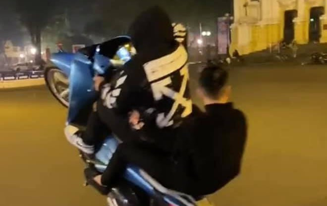 Bốc đầu xe SH trước Nhà Hát Lớn: Ngày 9/2, Công an quận Hoàn Kiếm (Hà Nội) đã ra quyết định xử phạt N.C.T (SN 2002, trú tại Mai Dịch, Cầu Giấy) và người ngồi phía sau là N.M.N (SN 2002, trú tại Thụy Khuê, Tây Hồ). điều khiển xe máy ‘bốc đầu’ khi tham gia giao thông tại trước Nhà Hát Lớn. Theo đó, cơ quan chức năng xử phạt xử phạt 7,8 triệu đồng đối với N.C.T về nhiều lỗi vi phạm và xử phạt 250 nghìn đồng đối với N.M.N về hành vi không đội mũ bảo hiểm; đồng thời tạm giữ phương tiện vi phạm theo quy định. (Ảnh minh họa).