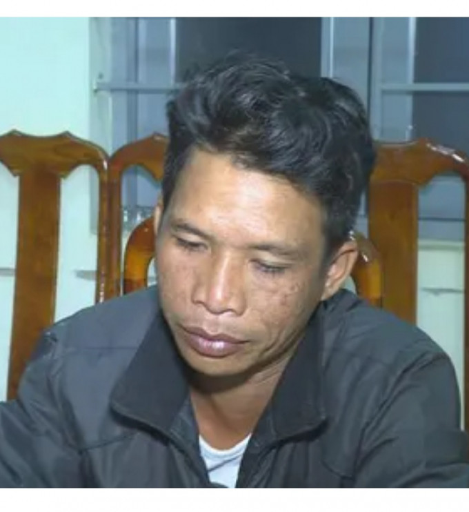 Khởi tố đối tượng say rượu, vác dao đuổi chém CSGT ở Đắk Lắk: Trong lúc đang làm nhiệm vụ tổ công tác của Đội CSGT Công an huyện Cư M’gar, tỉnh Đắk Lắk phát hiện Y Krư Êban (33 tuổi, ngụ xã Cư Suê, huyện Cư M’gar) chạy xe máy không đội mũ bảo hiểm, có biểu hiện say xỉn nên đã ra tín hiệu dừng để kiểm tra. Lúc này, Y Krư Êban không chấp hành mà vác dao đuổi chém CSGT. Hôm nay, Công an huyện Cư M’gar đã khởi tố Y Krư Êban về hành vi chống người thi hành công vụ.