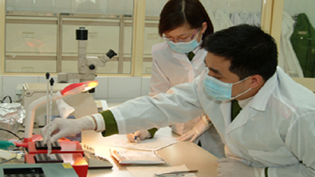 Trong khi công tác điều tra, khoanh vùng nghi phạm vẫn đang được tích cực triển khai thì kết quả giám định pháp y mang đến một chứng cứ rất quan trọng. Theo đó, kết quả giám định pháp y cho thấy nạn nhân tử vong vào khoảng 20h ngày 30/11/2020, do ngạt thở và trên vùng đầu có nhiều vết thương nhưng rất nông có thể xác định lực tác động yếu. Do đó, Ban chuyên án xác định rất có thể hung thủ gây án là một phụ nữ. (Ảnh minh họa, nguồn internet)