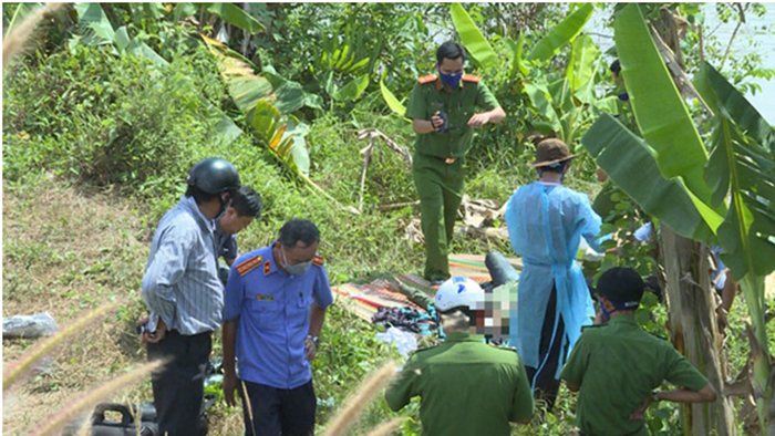 Đặc biệt trên người nạn nhân chỉ vỏn vẹn chiếc quần lót màu trắng. Kết quả mổ tử thi cho thấy nạn nhân bị đánh vào vùng đầu gây nứt sọ, trên cổ có vết cắt nhẹ từ trước ra sau, 2 tay bị trói ra sau bởi sợi dây cột giầy, trên mặt có quấn vài vòng băng keo trong che kín mũi và miệng, phổi có vết bầm, nghi bị ngạt cơ học. Nạn nhân chết khoảng 4-5 ngày. Không có dấu vết, giấy tờ gì về tung tích nạn nhân, CQĐT nhận định hiện trường không phải là nơi gây án mà hung thu đã đem xác từ nơi khác đến đây để phi tang. (Ảnh minh họa, nguồn internet)
